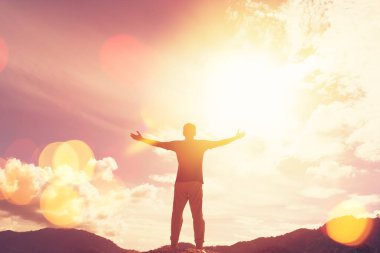 İnsan elinin dağın tepesine yükselişini ve günbatımı gökyüzünün soyut arkaplanını kopyala. Özgürlük yolculuğu macerası ve iş zaferi kavramı. Klasik ton filtre efekti renk biçimi.