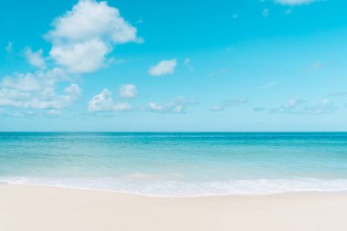 Mavi gökyüzü ve beyaz bulutların soyut arkaplanı olan güzel tropikal plajlar. Yaz tatili ve tatil iş seyahati konseptinin kopyası. Klasik ton filtre efekti renk biçimi.