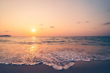 Yumuşak dalgalı tropik plaj ve soyut gökyüzü. Yaz tatili ve seyahat macerası konseptini kopyala. Klasik ton filtre efekti renk biçimi.