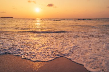 Yumuşak dalgalı tropik plaj ve soyut gökyüzü. Yaz tatili ve seyahat macerası konseptini kopyala. Klasik ton filtre efekti renk biçimi.