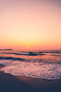 Yumuşak dalgalı tropik plaj ve soyut gökyüzü. Yaz tatili ve seyahat macerası konseptini kopyala. Klasik ton filtre efekti renk biçimi.