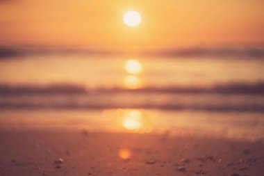 Yumuşak dalgalı tropik plaj ve soyut gökyüzü. Yaz tatili ve seyahat macerası konseptini kopyala. Klasik ton filtre efekti renk biçimi.