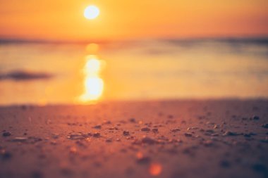 Yumuşak dalgalı tropik plaj ve soyut gökyüzü. Yaz tatili ve seyahat macerası konseptini kopyala. Klasik ton filtre efekti renk biçimi.