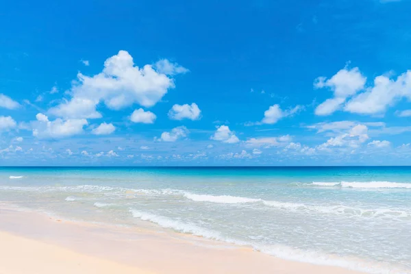 Hermosa Playa Tropical Con Cielo Azul Nubes Blancas Fondo Textura —  Fotos de Stock