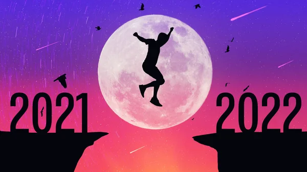 Человек Силуэт Прыгает Птицы Летят Между Скалой Номером 2021 2022 — стоковое фото