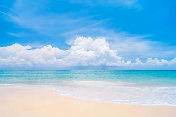 Hermosa Playa Tropical Con Cielo Azul Nubes Blancas Fondo Textura —  Fotos de Stock