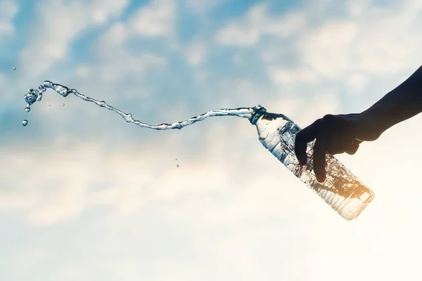 Чоловік Наливає Воду Бризкає Пляшки Заході Сонця Небо Хмарний Абстрактний — стокове фото