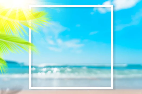 在热带海滩上模糊美丽的自然绿色棕榈叶和白相框抽象背景的Bokeh 复制空间暑假和商务旅行的概念 复古色调过滤效果色彩风格 — 图库照片
