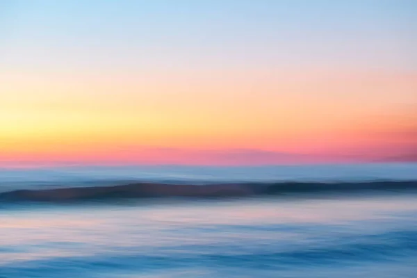 柔らかい砂の海のスペースをコピーし 日没の空と雲の抽象的な背景と熱帯のビーチをぼかす 夏休みの冒険と休暇旅行の自由の概念 ヴィンテージトーンフィルターエフェクトカラースタイル — ストック写真