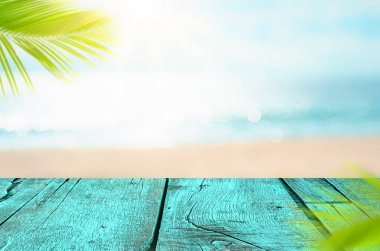 Bokeh güneş ışığı dalgası ve fotokopi alanı üzerinde palmiye ağacı olan bulanık tropik plaj. Eski ahşap masa soyut arka plan. Doğada ürün sunumu. Klasik ton filtre efekti renk biçimi.