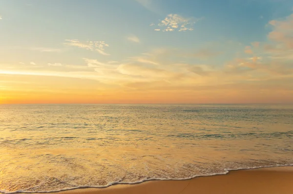 Tropische Strand Met Gladde Golf Zonsondergang Hemel Abstracte Achtergrond Kopieer — Stockfoto