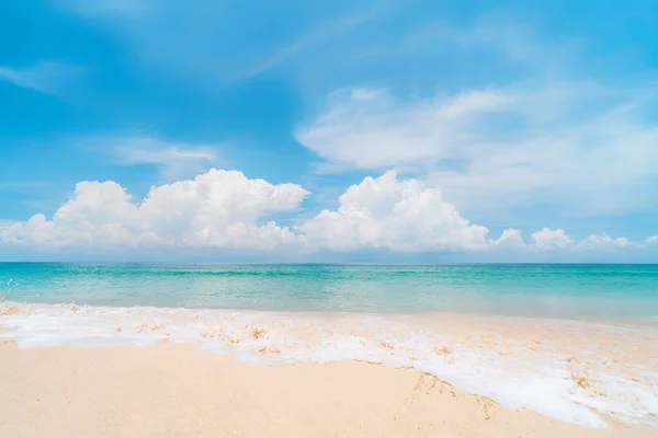 Mavi Gökyüzü Beyaz Bulutların Soyut Arkaplanı Olan Güzel Tropikal Plajlar — Stok fotoğraf
