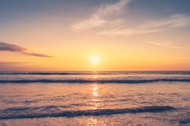 Yumuşak dalgalı tropik plaj ve soyut gökyüzü. Yaz tatili ve seyahat macerası konseptini kopyala. Klasik ton filtre efekti renk biçimi.