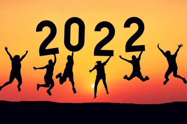 Silhouet Vrienden Springen Houden Nummer 2022 Zonsondergang Hemel Abstracte Achtergrond — Stockfoto