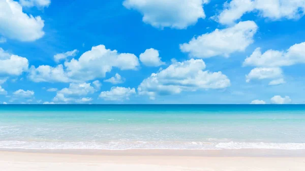 Hermosa Playa Tropical Con Cielo Azul Nubes Blancas Fondo Textura —  Fotos de Stock