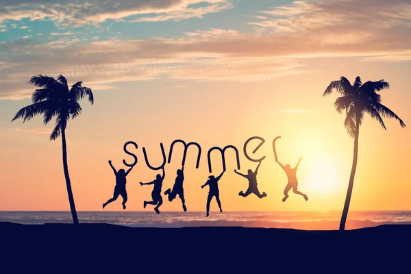 Silhouette Φίλους Άλμα Και Κρατώντας Λέξεις Καλοκαίρι Στον Ουρανό Ηλιοβασιλέματος — Φωτογραφία Αρχείου