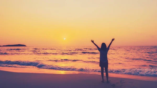 Kopierraum Von Frau Erheben Sich Hand Hand Sonnenuntergang Himmel Strand — Stockfoto