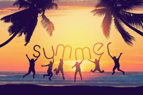 熱帯のビーチでヤシの木の抽象的な背景と日没の空にジャンプし 夏の言葉を保持シルエットの友人 旅行の休日と自由は良い概念を感じる ヴィンテージトーンカラースタイル — ストック写真