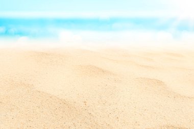 Mavi gökyüzünde Bokeh güneş ışığı dalgası ve soyut beyaz bulut arkaplanı ile uzay bulanık tropikal plajını kopyala. Yaz tatili ve tatil macerası konsepti. Klasik ton filtre efekti rengi