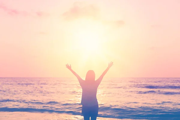 Kopierraum Von Frau Erheben Sich Hand Hand Sonnenuntergang Himmel Strand — Stockfoto