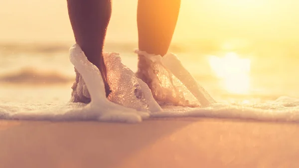 Close Frau Beine Fuß Auf Tropischen Sonnenuntergang Strand Mit Glatten — Stockfoto
