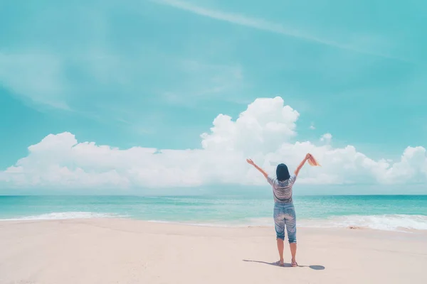 Mulher Feliz Levantar Mão Praia Tropical Com Fundo Azul Céu — Fotografia de Stock