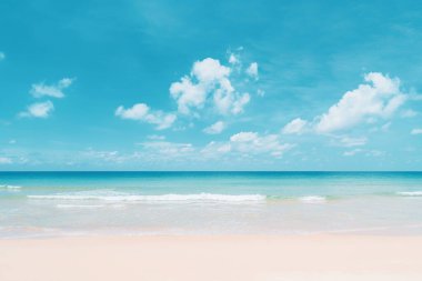 Mavi gökyüzü ve beyaz bulutların soyut arkaplanı olan güzel tropikal plajlar. Yaz tatili ve tatil iş seyahati konseptinin kopyası. Klasik ton filtre efekti renk biçimi.