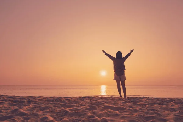 Kopierraum Von Frau Erheben Sich Hand Hand Sonnenuntergang Himmel Strand — Stockfoto