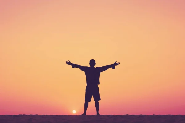 Copiar Espacio Del Hombre Levantan Mano Cielo Puesta Del Sol — Foto de Stock