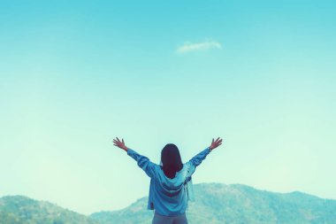 Dağın tepesine kadın eli kaldırma ve günbatımı gökyüzünün soyut arkaplanı. Özgürlük yolculuğu macerası ve iş zaferi kavramı. Klasik ton filtre efekti renk biçimi.