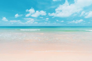 Mavi gökyüzü ve beyaz bulutların soyut arkaplanı olan güzel tropikal plajlar. Yaz tatili ve tatil iş seyahati konseptinin kopyası. Klasik ton filtre efekti renk biçimi.