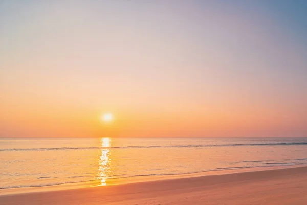 Tropische Strand Met Gladde Golf Zonsondergang Hemel Abstracte Achtergrond Kopieer — Stockfoto