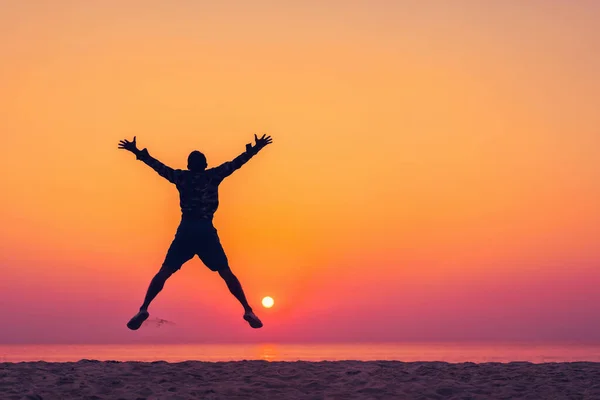 Mann Springt Auf Tropischen Strand Mit Sonnenuntergang Himmel Und Insel — Stockfoto