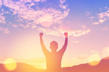 İnsan elinin dağın tepesine yükselişini ve günbatımı gökyüzünün soyut arkaplanını kopyala. Özgürlük yolculuğu macerası ve iş zaferi kavramı. Klasik ton filtre efekti renk biçimi.