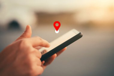 Sokak arkaplanında navigasyon noktası olan akıllı telefon kullanan bir kadın. Teknoloji interneti ve seyahat macerası konsepti. Klasik ton filtre efekti renk biçimi.