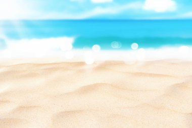 Mavi gökyüzünde Bokeh güneş ışığı dalgası ve soyut beyaz bulut arkaplanı ile uzay bulanık tropikal plajını kopyala. Yaz tatili ve tatil macerası konsepti. Klasik ton filtre efekti rengi.