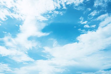 Mavi gökyüzü ve beyaz bulutlar soyut arkaplan. Alan doğa ve çevre kavramını kopyala.