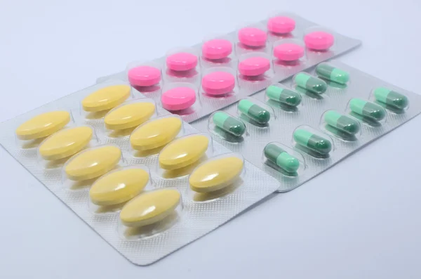 Цветные лекарства таблетки и капсулы — стоковое фото