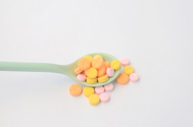 kaşığı renkli ilaç tablet