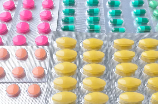 Colorido de comprimidos e cápsulas de medicamento — Fotografia de Stock