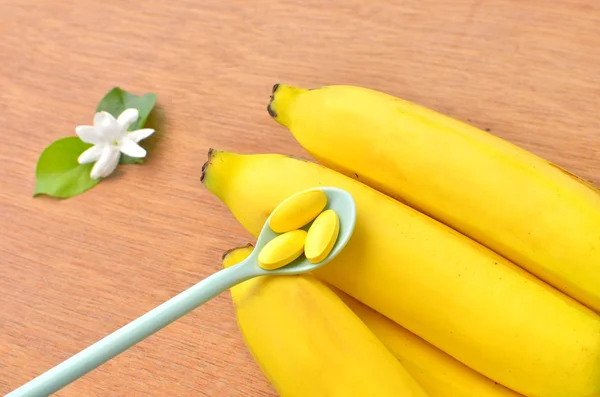 Witaminy tabletki na banana — Zdjęcie stockowe