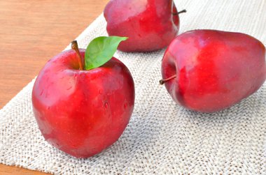 Grup Kırmızı elma ve yeşil yaprak 