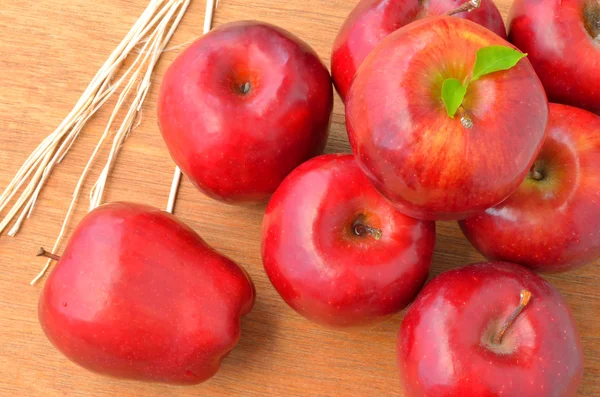 Manzana roja sobre fondo de madera — Foto de Stock