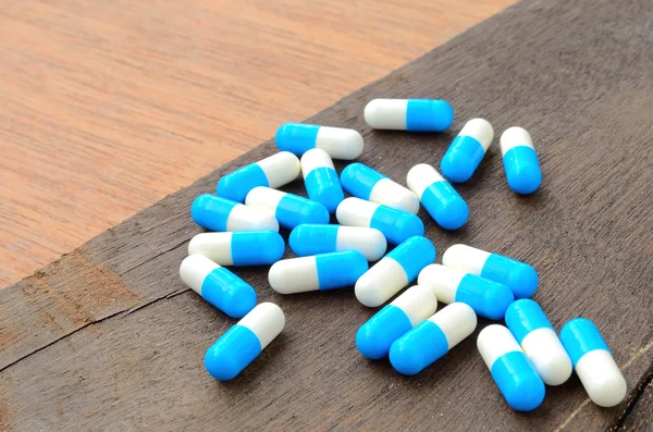 Medizin Kapsel Pille auf Holz Hintergrund — Stockfoto