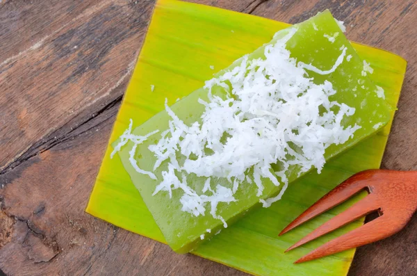 "Kanom Piak poon" is name of Thai dessert or black coconut sweet pudding with fork — Stock Photo, Image
