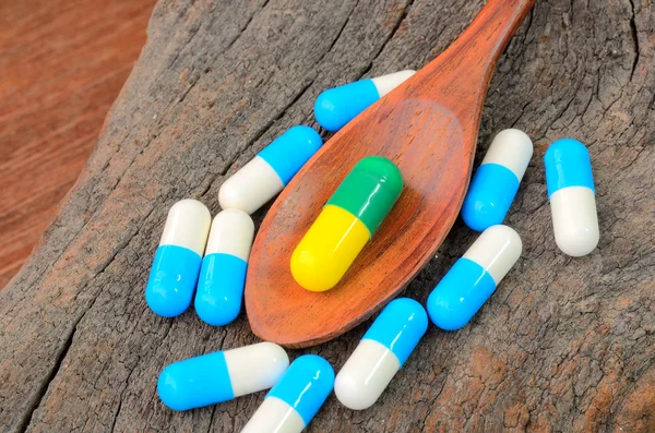 Medicamento pílula cápsula na colher — Fotografia de Stock