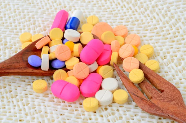 Medicína tobolka pill na lžíce s vidličkou — Stock fotografie
