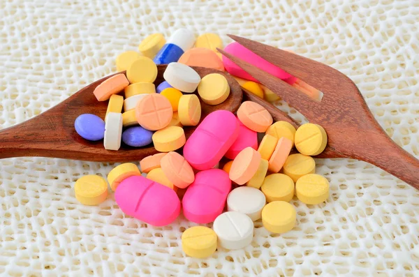 Medicína tobolka pill na lžíce s vidličkou — Stock fotografie