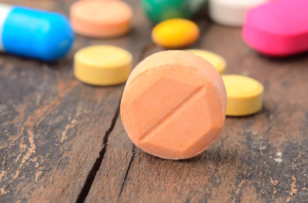 Medizin Kapsel Pille auf Holz Hintergrund — Stockfoto