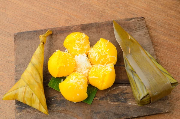 Thai dessert sticky rice wrapped in banana leaf and Toddy Palm Cake or Kanom Tarn — Stock Photo, Image
